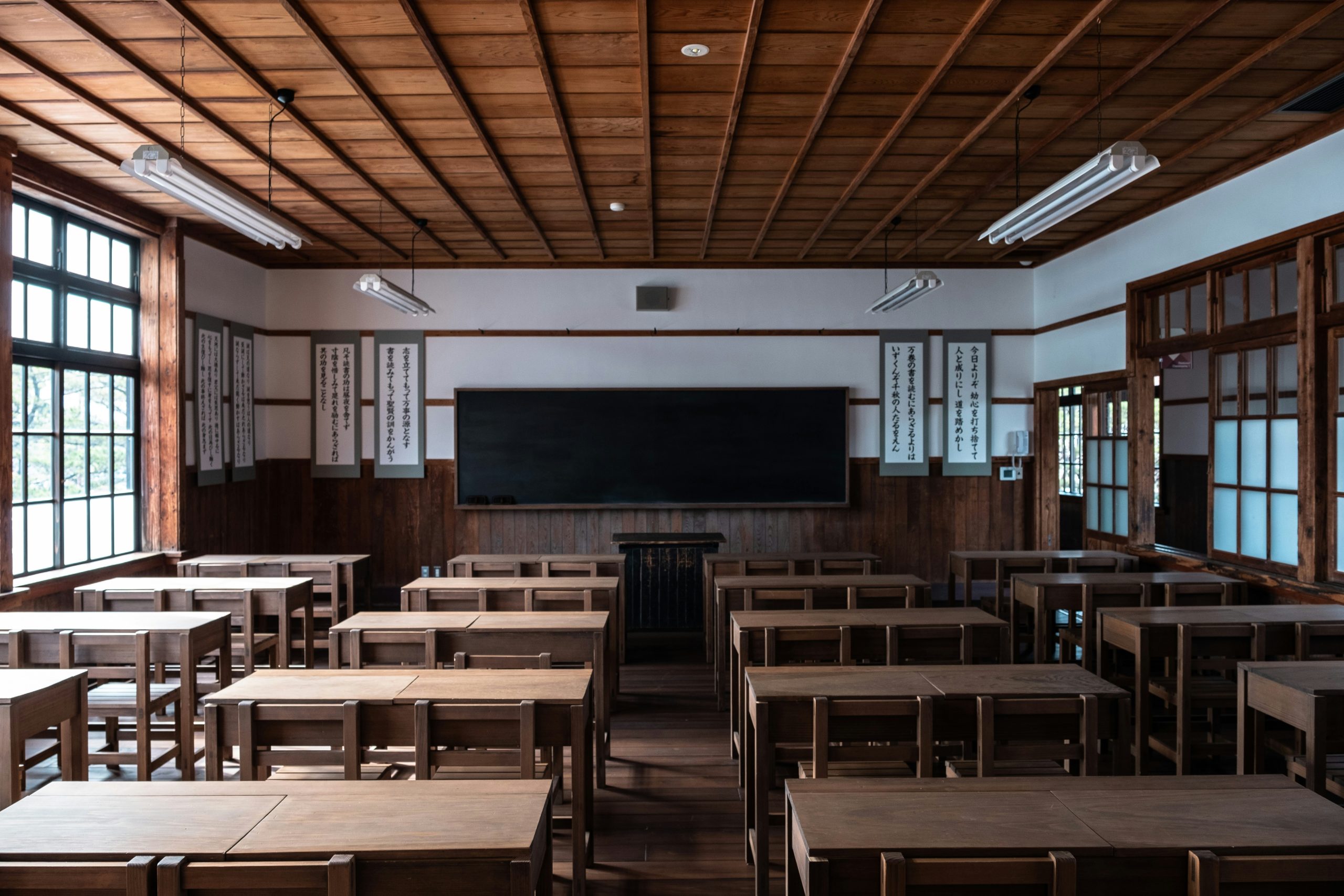 A importância da assistência TV para manter equipamentos audiovisuais em instituições de ensino